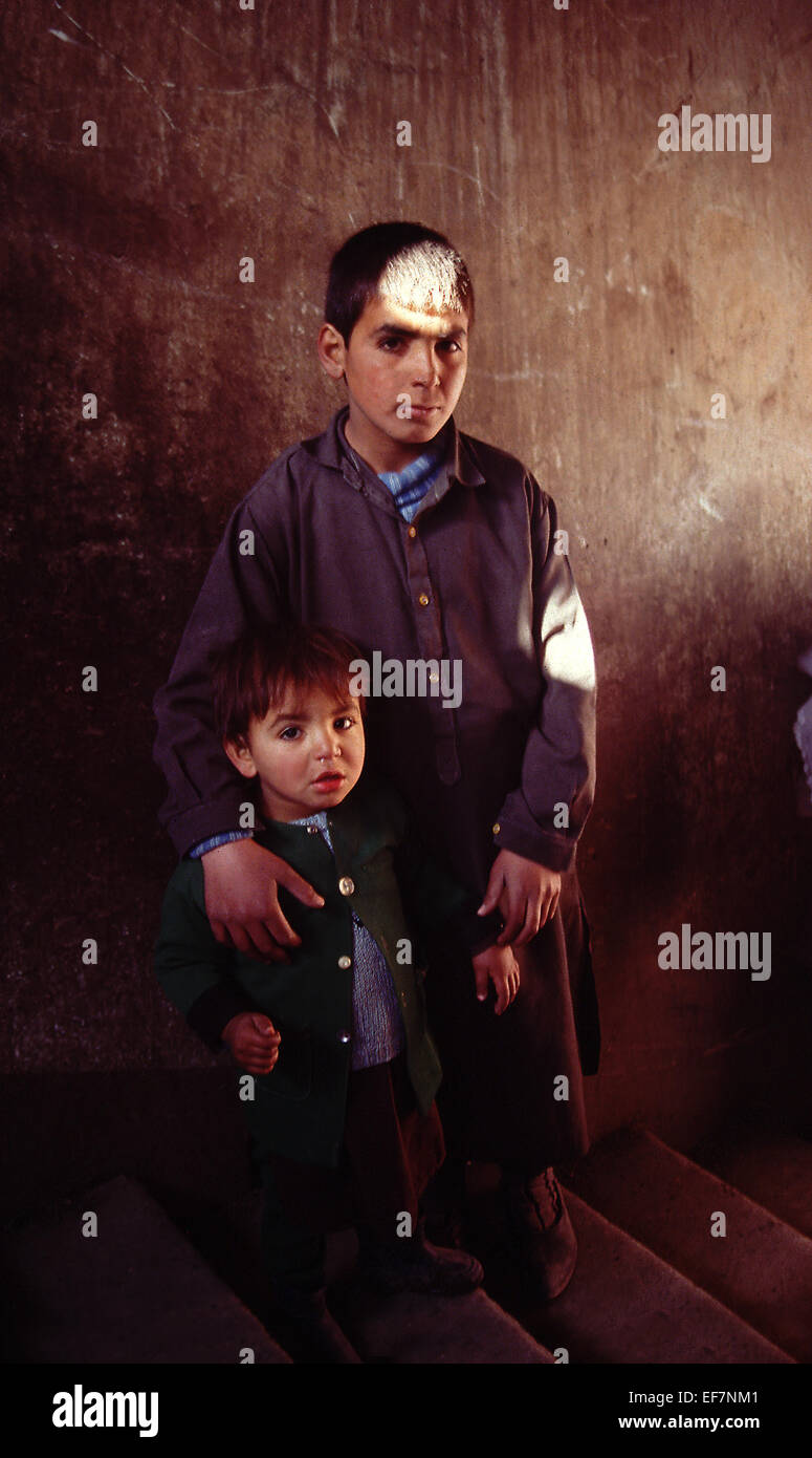 Fratelli orfani a Kabul Afghanistan 1994 Foto Stock