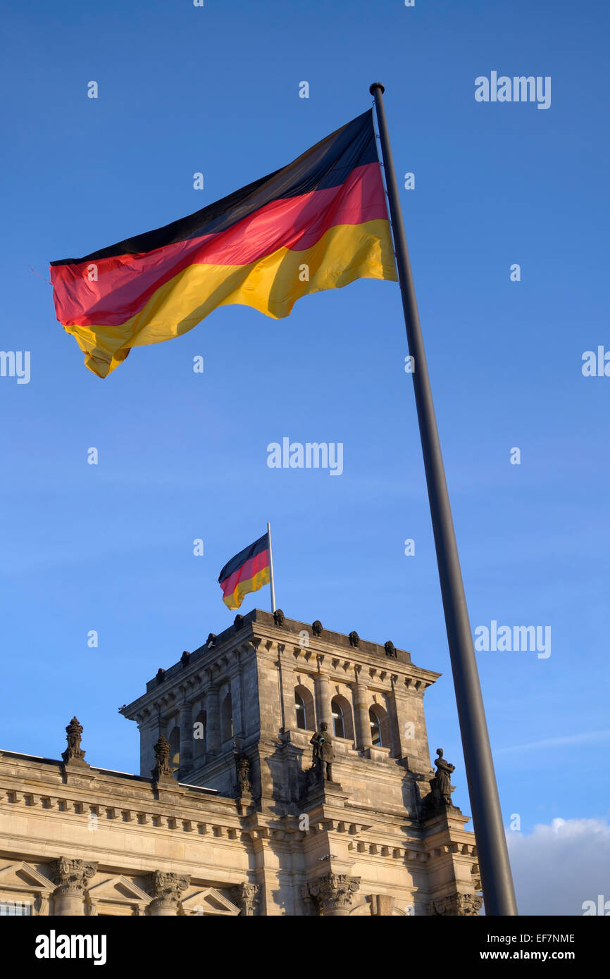 Nazionale tedesco di bandiera nella parte anteriore del Reichstag di Berlino Foto Stock