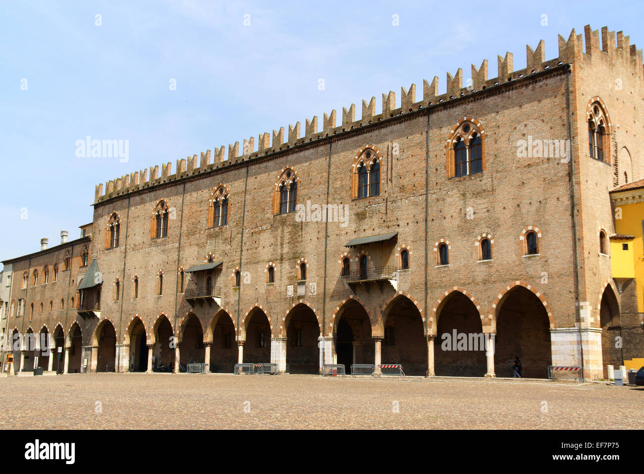 Mantova, Italia - 15 Giugno 2013: il Palazzo del Capitano in Piazza Sordello, fu costruito da Paolo Bonacolsi. Foto Stock