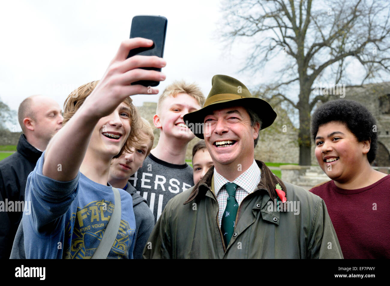 Nigel Farage avente un selfie prese con un gruppo di ragazzi come lui le campagne per la Rochester per elezione, Novembre 2014 Foto Stock