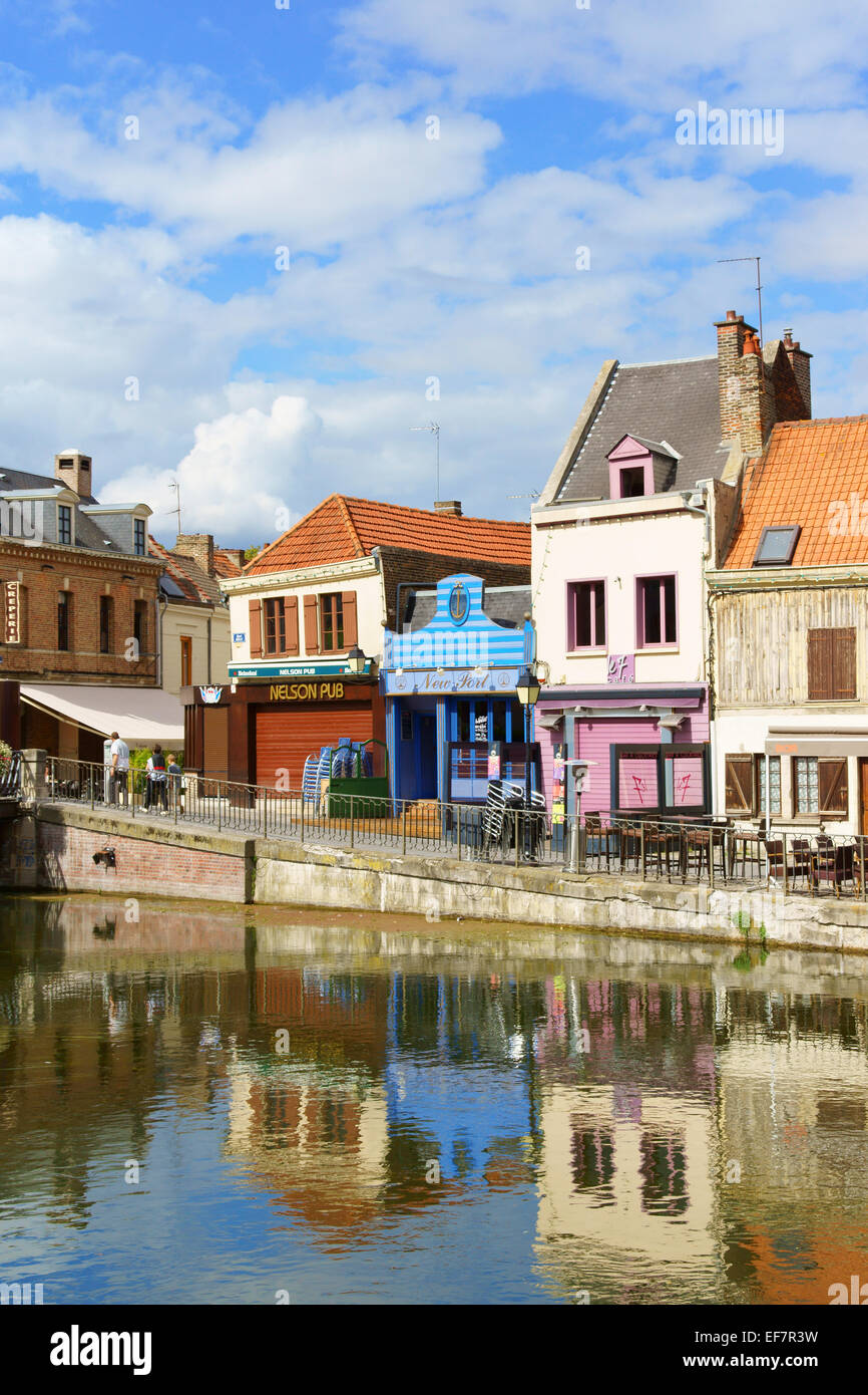 Amiens, Francia - 11 agosto 2013: Quai Belu a Saint Leu trimestre e somme fiume su un estate giorno nuvoloso in Amiens, Francia. Foto Stock