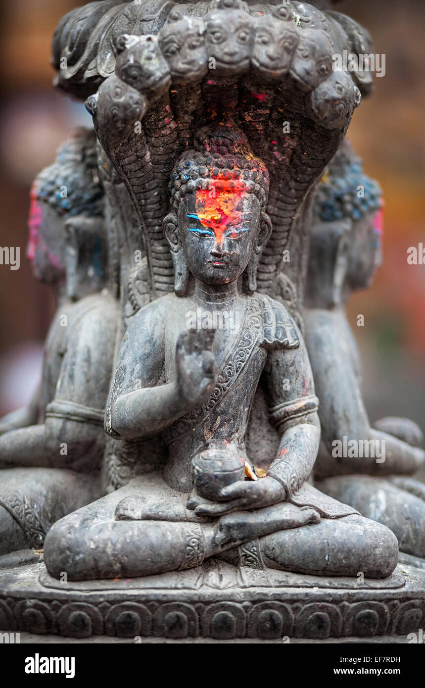 Statua del Buddha con il colore rosso sulla sua fronte a Kathmandu in Nepal Foto Stock