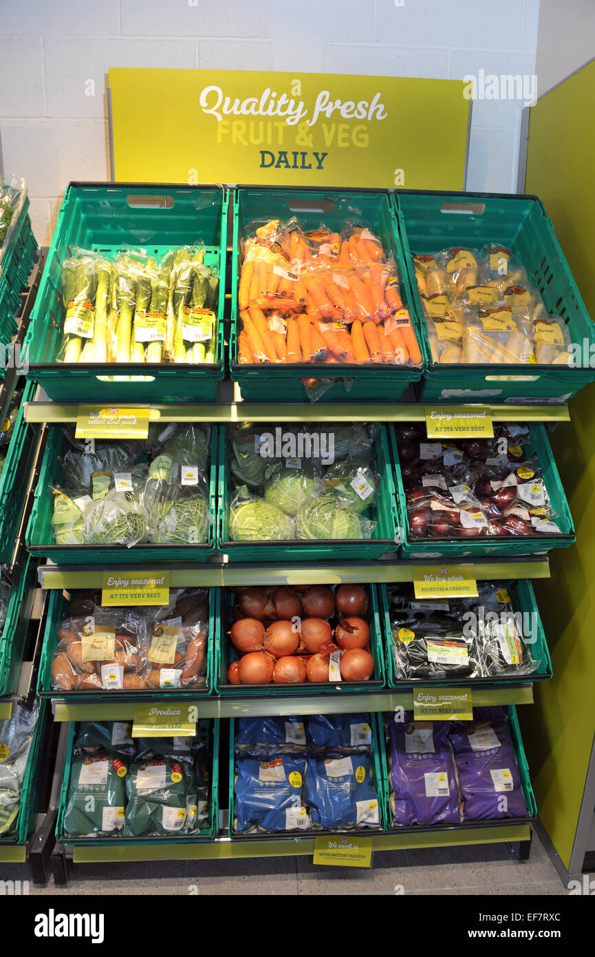 Le verdure sul display in un supermercato, REGNO UNITO Foto Stock