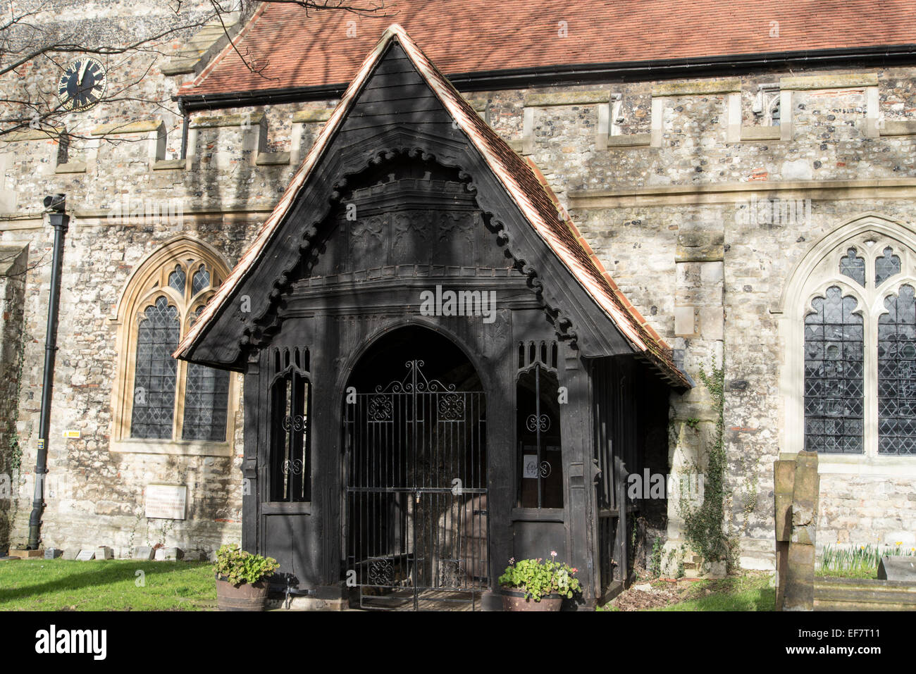 Xv secolo in legno portico sud del Sud Benfleet chiesa (Saint Marie), Essex mostra il carving e particolare della lavorazione del legno. Foto Stock