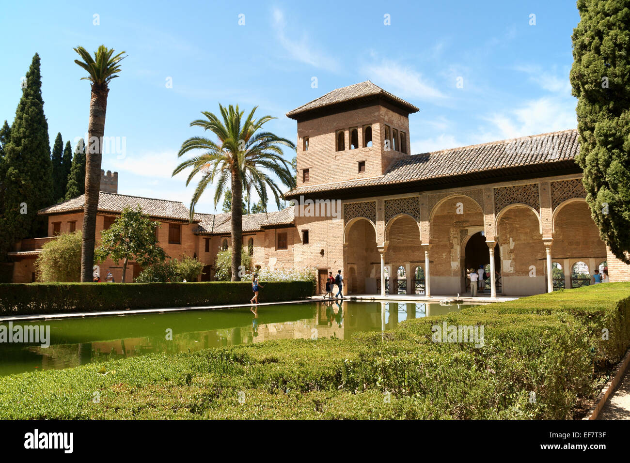 Granada, Spagna - 14 agosto 2011: onorevoli Tower (Torre de Las Damas) e giardini del Partal alla Alhambra di Granada. Foto Stock