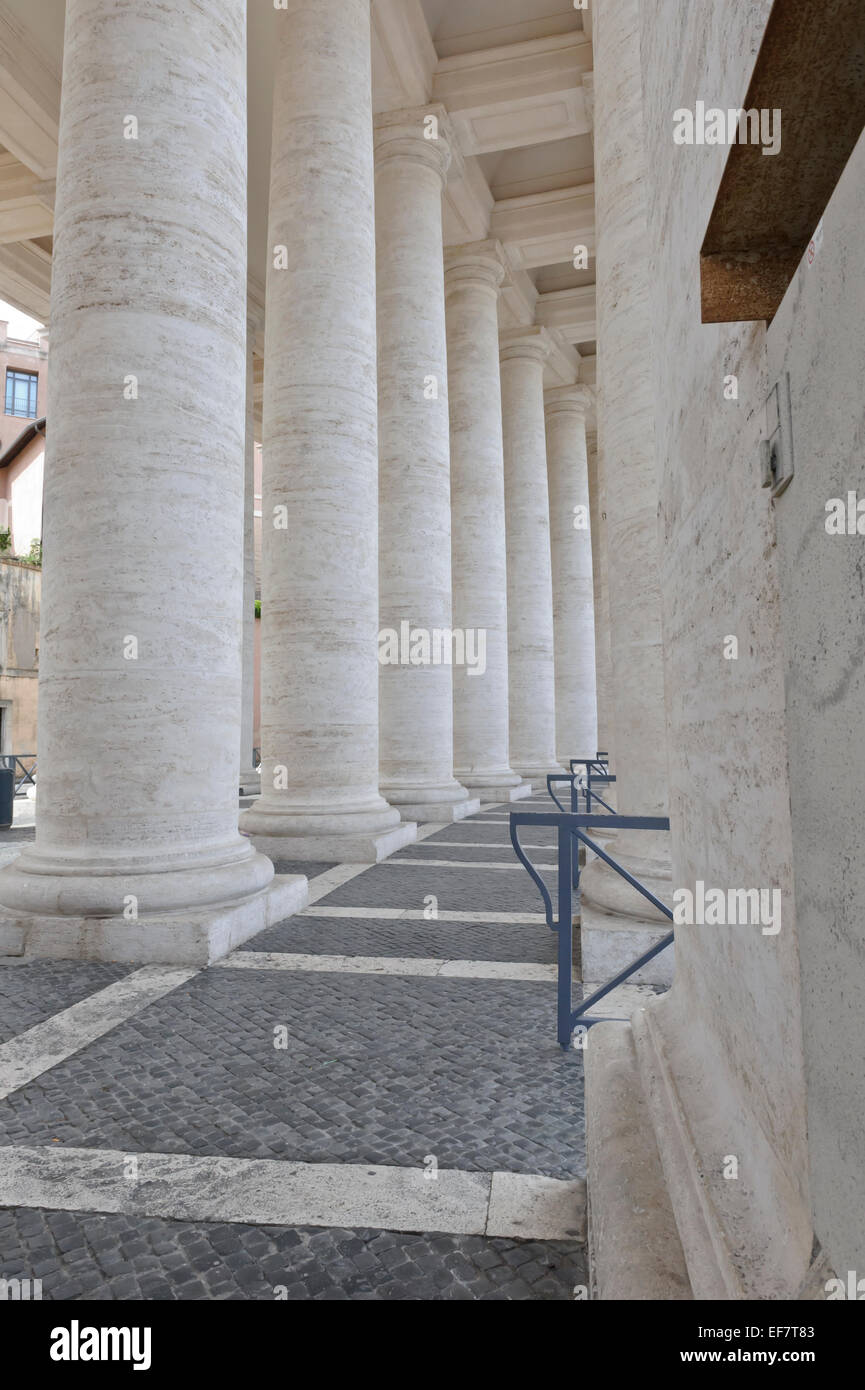 Enormi colonne bianche come parte del colonnato attorno a Piazza San Pietro e la Città del Vaticano, Roma, Italia. Foto Stock