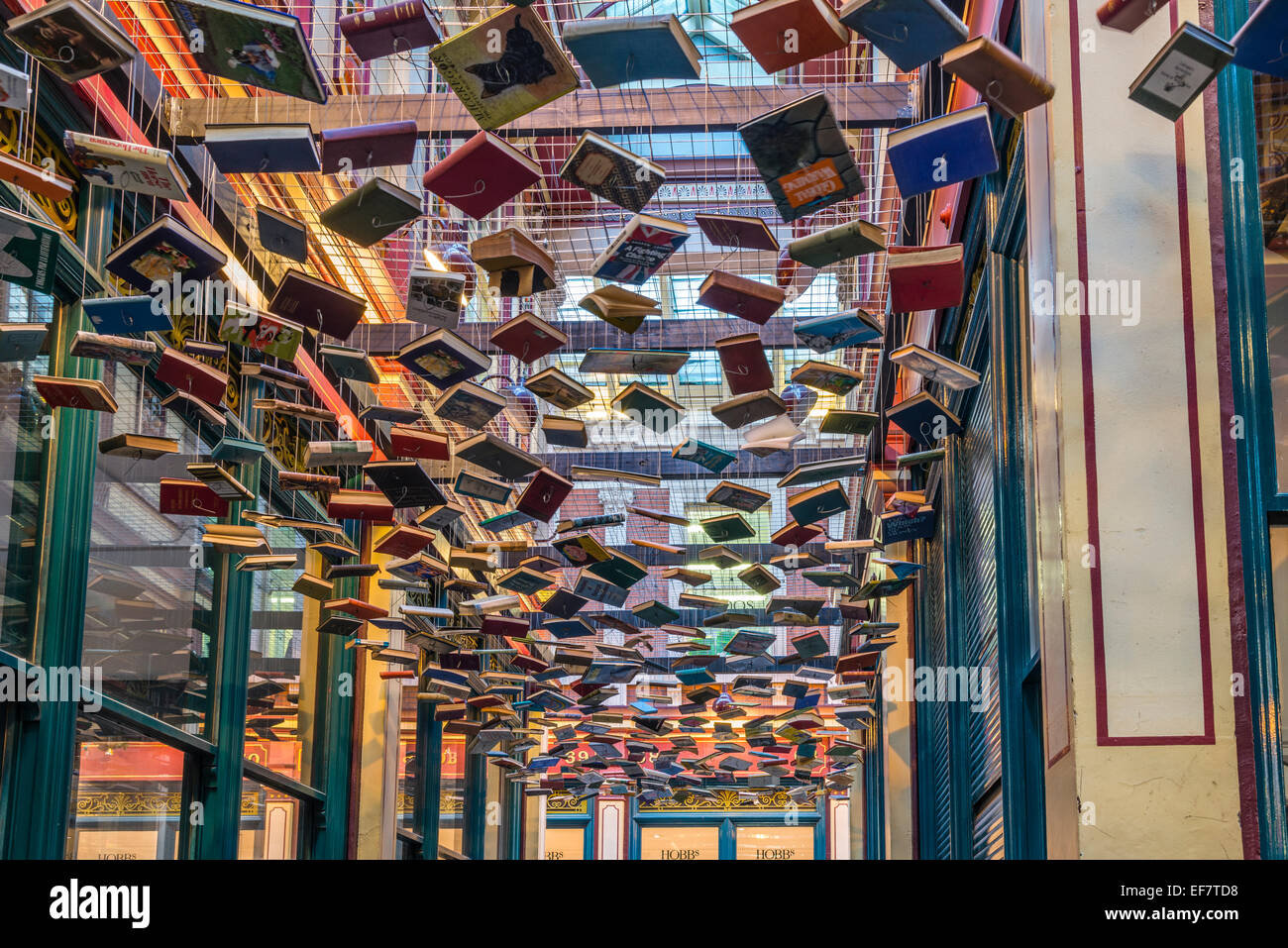 Con tetto di stile vittoriano mercato Leadenhall edificio con un passaggio di libri flottante che sospende dal soffitto - solo uso editoriale Foto Stock