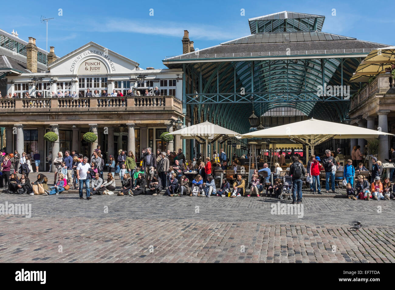 Turisti che si godono una soleggiata giornata di primavera al mercato di Covent Garden a Londra Regno Unito - solo uso editoriale Foto Stock