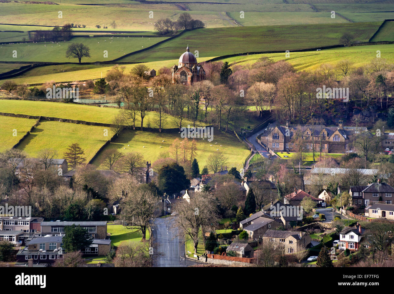 Le Yorkshire Dales villaggio di Giggleswick, mostrando la famosa scuola pubblica cappella (centro), North Yorkshire, Regno Unito Foto Stock