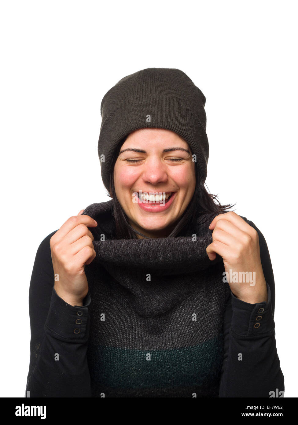 Ritratto di una giovane donna che indossa abiti caldi e sorridente con gli occhi chiusi Foto Stock
