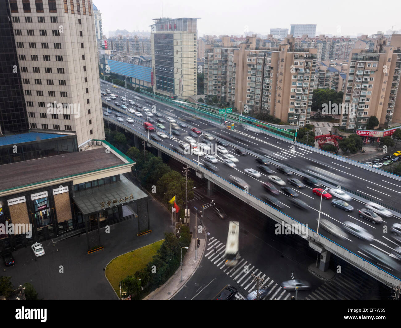 Vista aerea di un inceppamento di traffico durante le ore di punta a Shanghai in Cina Foto Stock