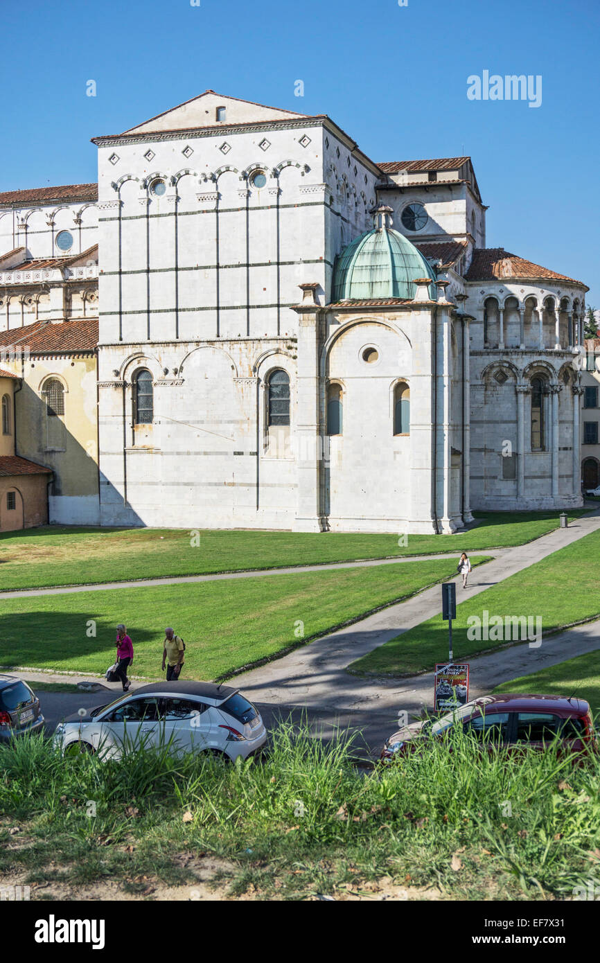 Vista del retro di Lucca Cattedrale di San Martino cattedrale una bella Hodge ha podge risalente all XI secolo visto da embankment Foto Stock