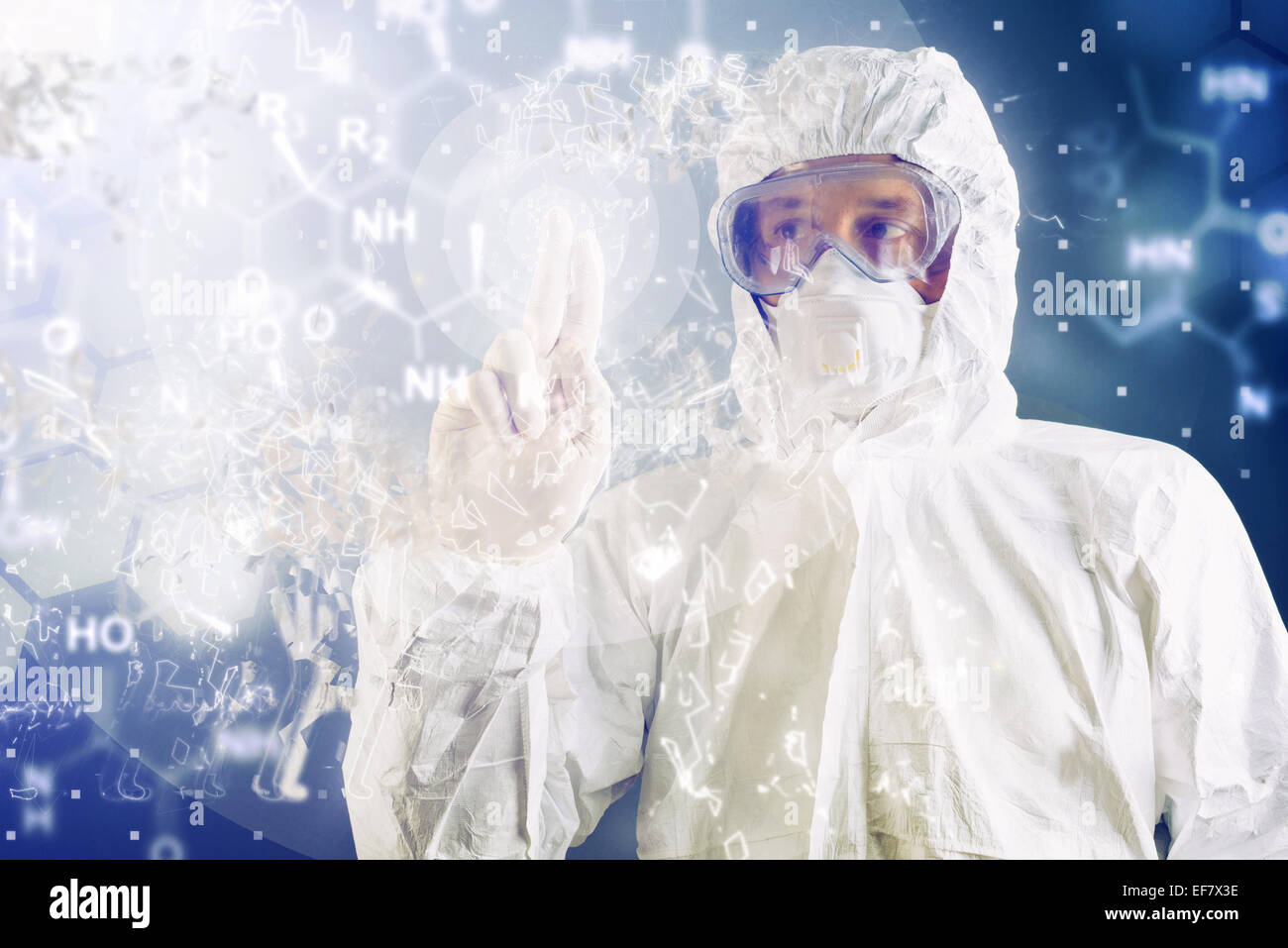 Scienziato chimico nella protezione di usura di lavoro analizzando la formula sulla schermata virtuale durante il test chimico Foto Stock