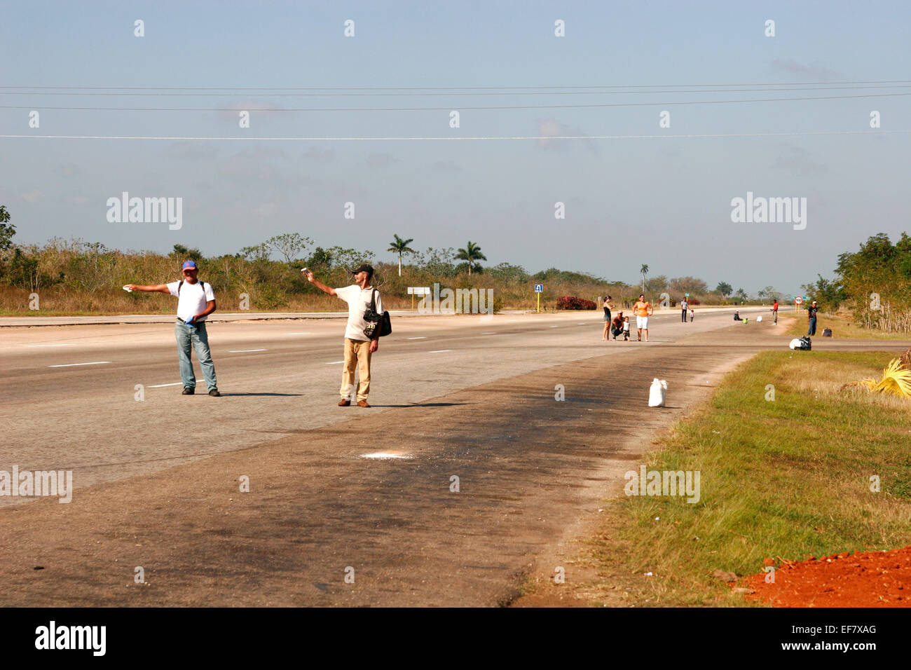 Il popolo cubano in attesa per una corsa su strada di Cuba Foto Stock