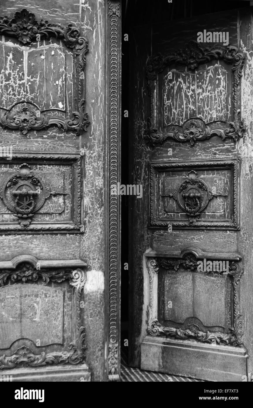 La vecchia porta con fruscii, woodcutting e blacksmithing Foto Stock