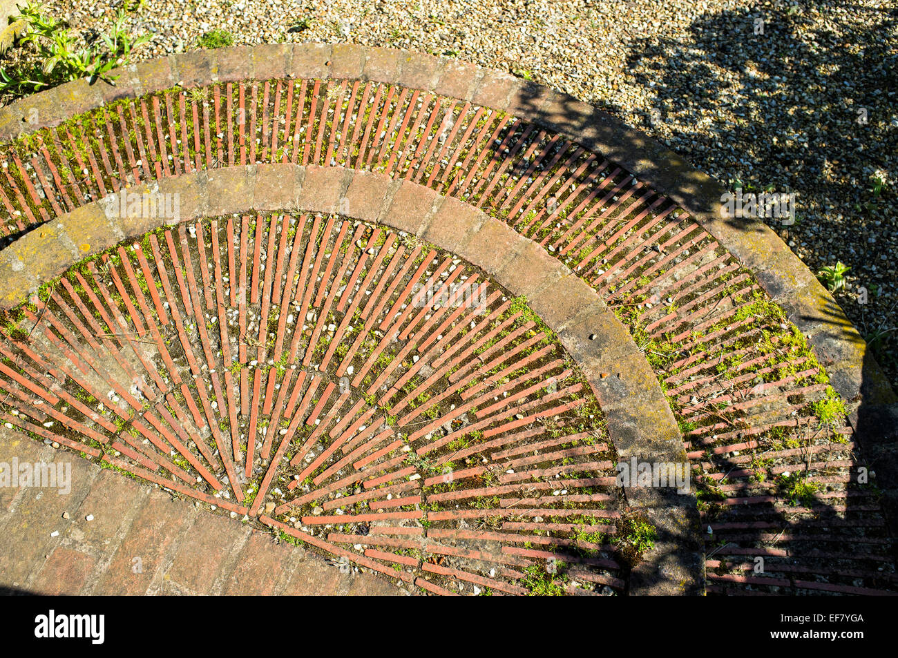 Semicircolari di mattoni e piastrelle passi da giardino Foto Stock