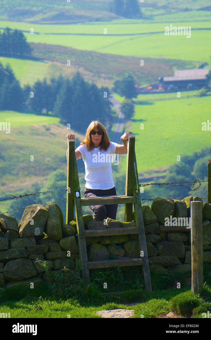 Arrampicata donna uno stile su vallo di Adriano percorso Walton Northumberland England Regno Unito Foto Stock