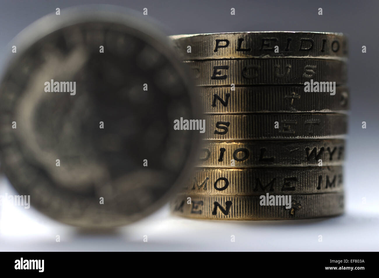 Una sterlina moneta stack parola di ortografia PENSION RE le pensioni private schema società POT risparmi personali pensione pensionati REGNO UNITO Foto Stock