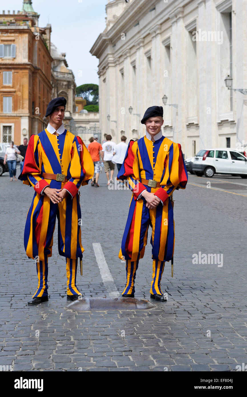 Due guardie svizzere in servizio al di fuori della residenza papale nella Città del Vaticano, Roma, Italia. Foto Stock