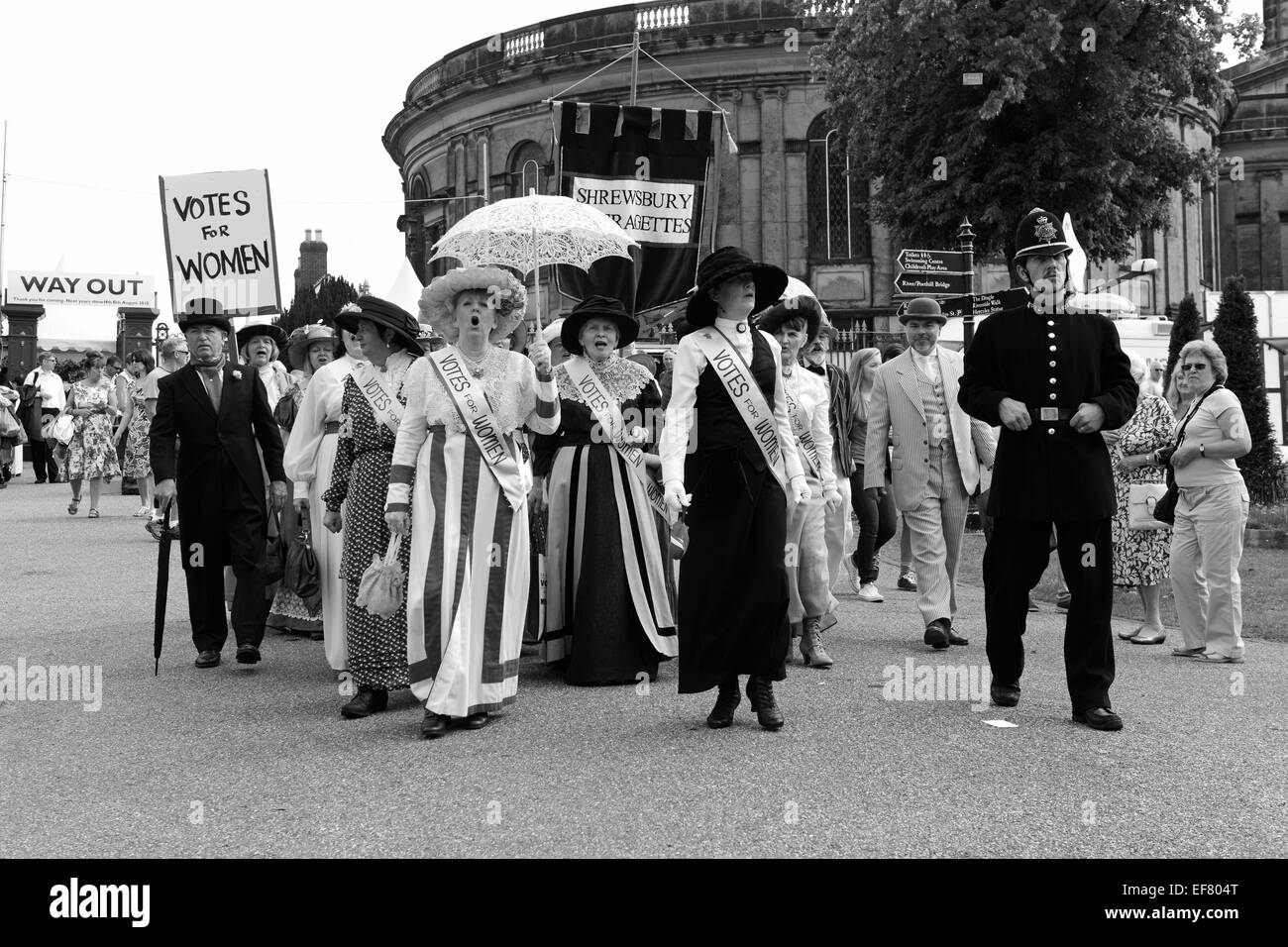 Suffragette suffragettes rievocazione storica marcia di protesta Shrewsbury Flower Show 2014 Foto Stock
