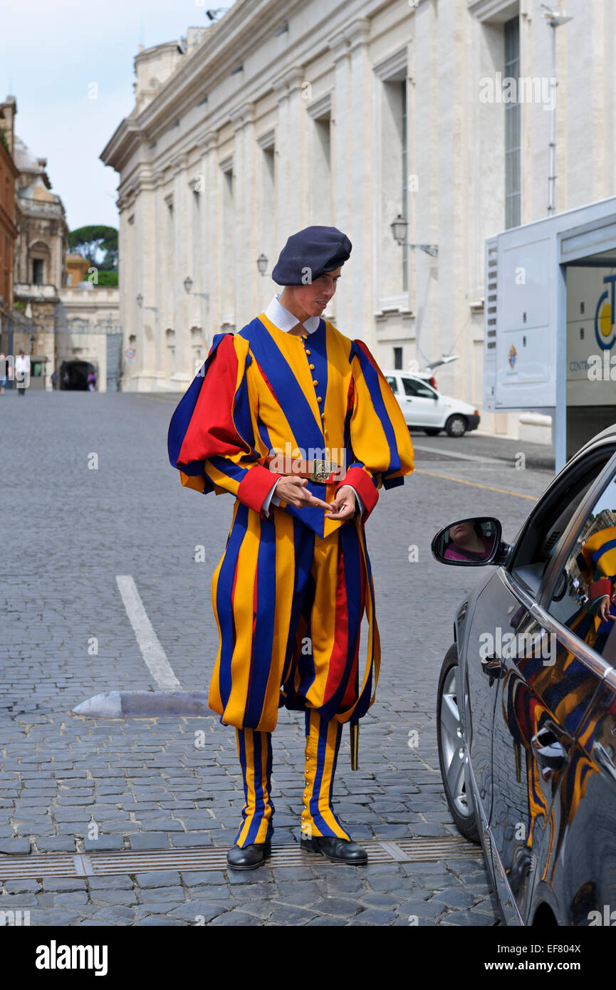 Una guardia svizzera in servizio al di fuori della residenza papale nella Città del Vaticano, Roma, Italia. Foto Stock