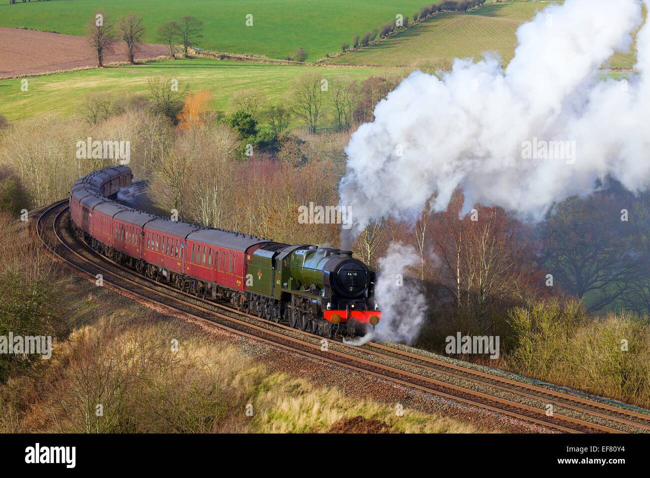 Locomotiva a vapore LMS Royal Scot classe 46115 Guardsman scozzese. Barone basso legno Armathwaite Farm, Eden Valley, Cumbria, Inghilterra, Regno Unito. Foto Stock