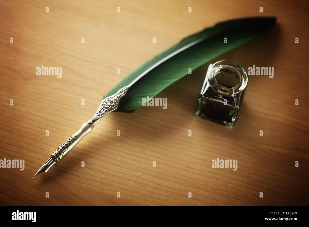 Quill penna e inchiostro ben appoggiato su una scrivania concetto per corrispondenza, scrittore, autore o contattare Foto Stock