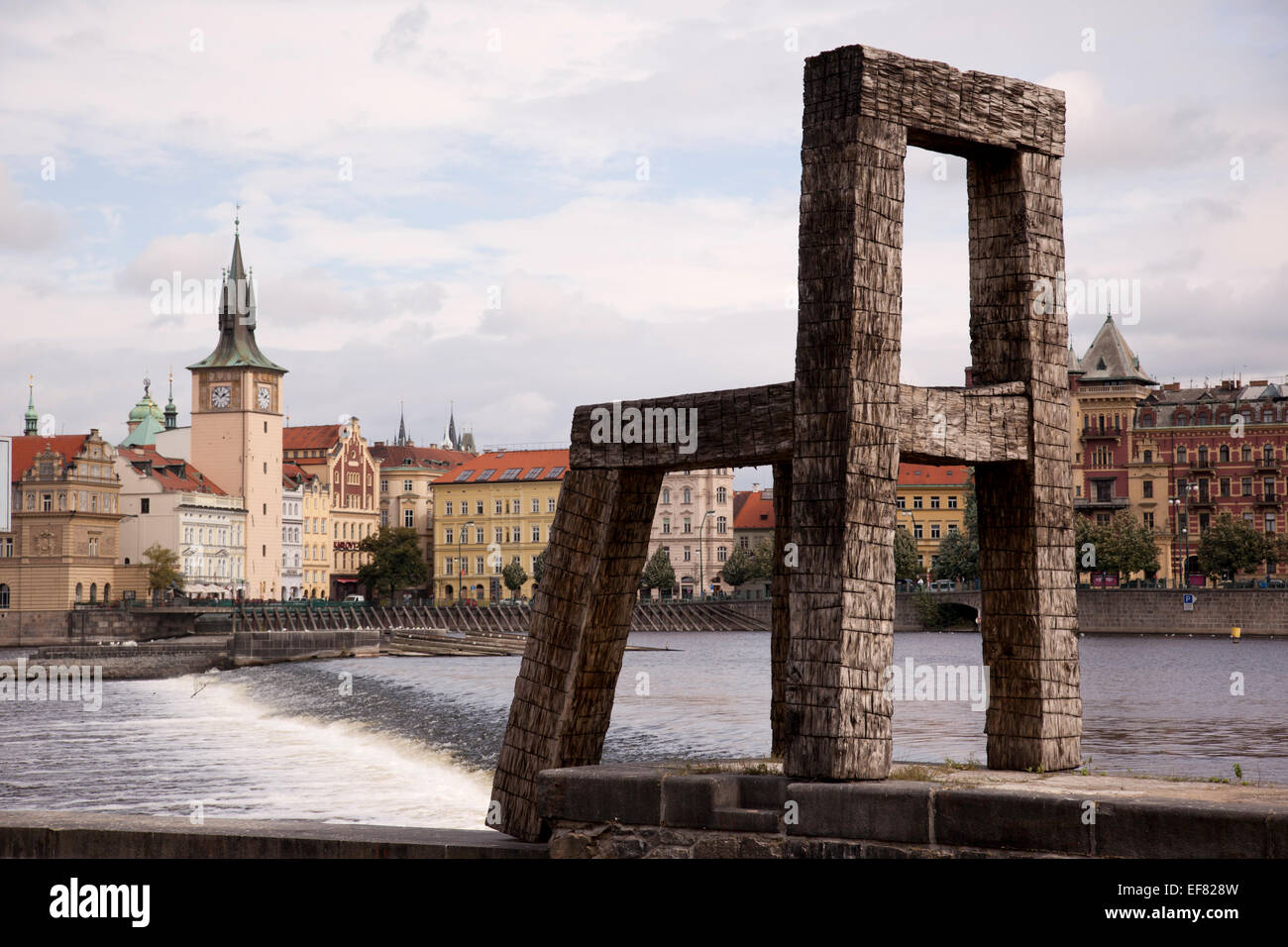 Grande scultura di una sedia di Magdalena Jetelová un punto di riferimento  visibile da tutto il fiume Vltava, Praga Foto stock - Alamy