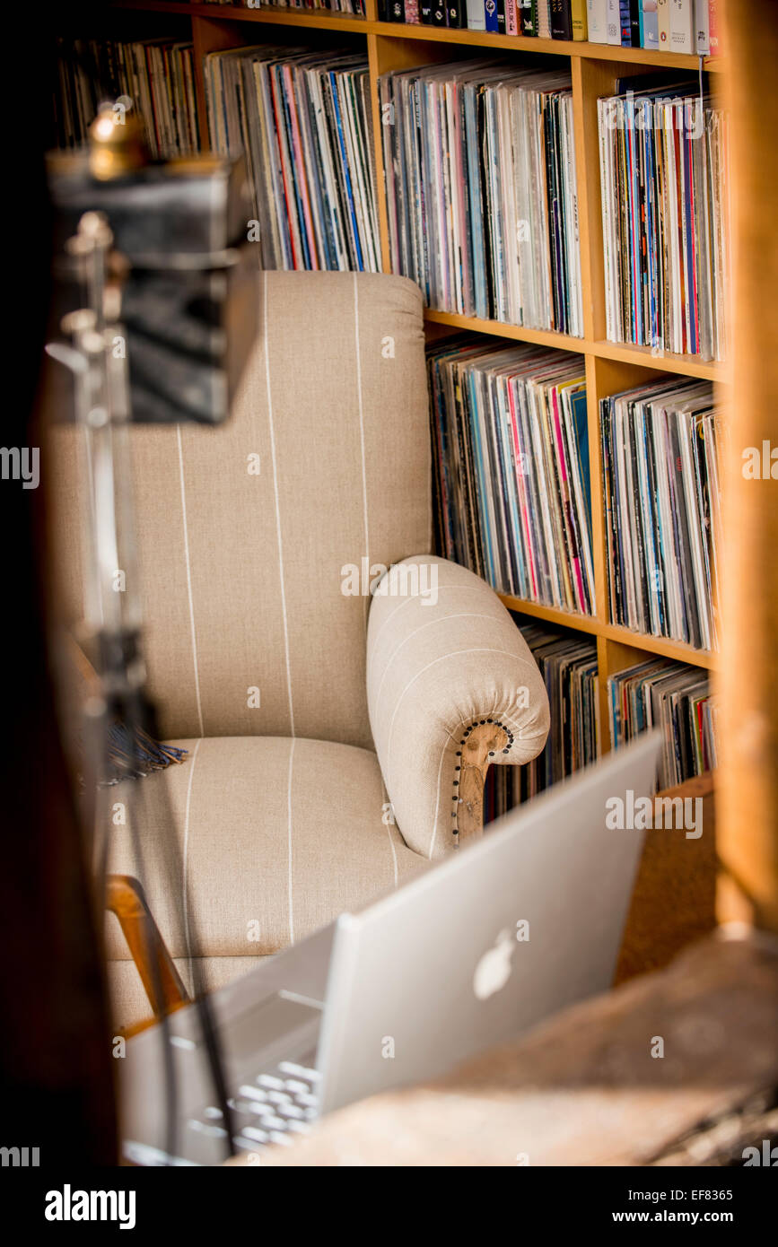 Una sedia restaurata da One-Off sedie in un home studio dei proprietari. Foto Stock