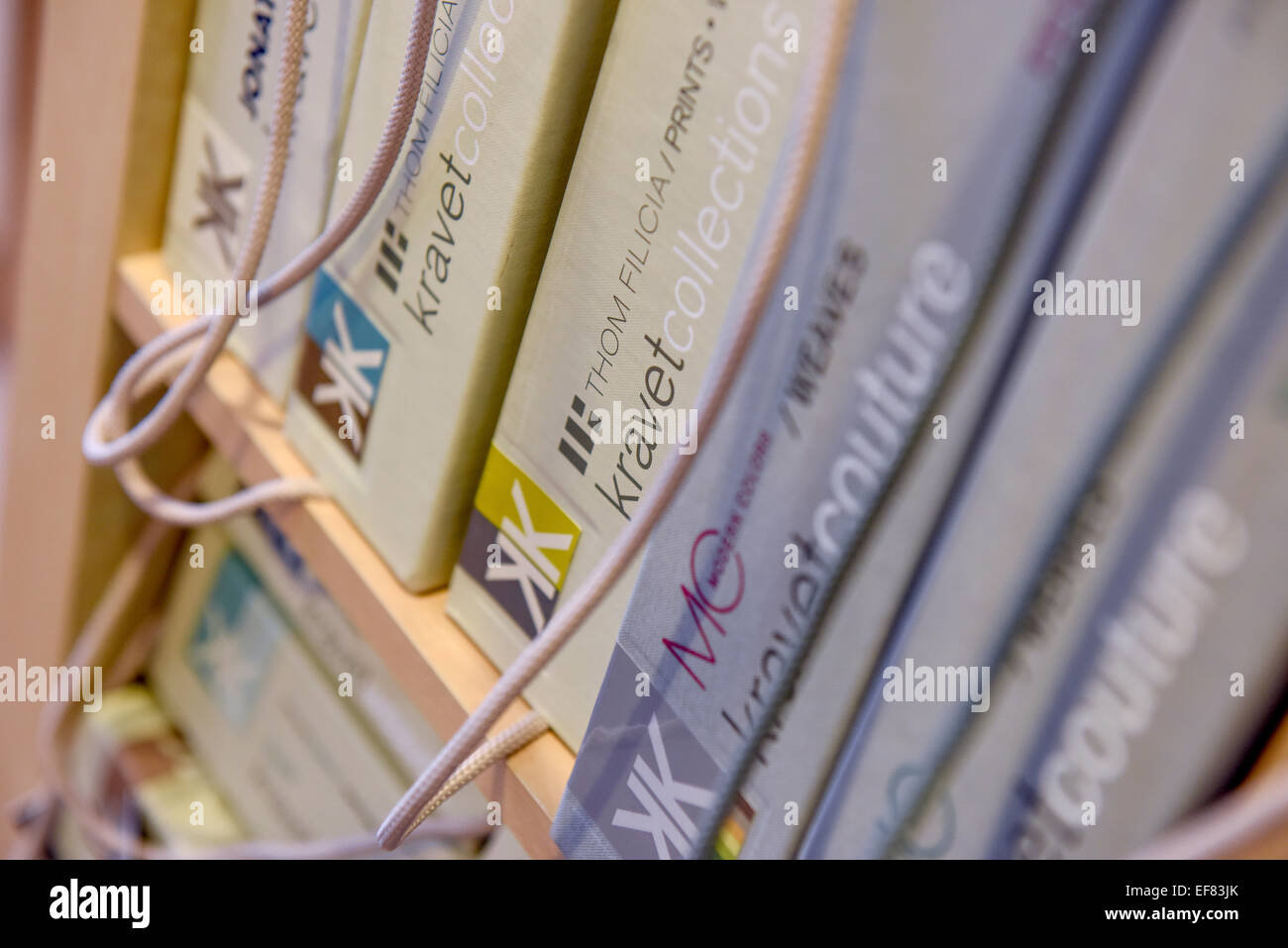 Un ripiano pieno di campione di tessuto di libri da Kravet. Foto Stock