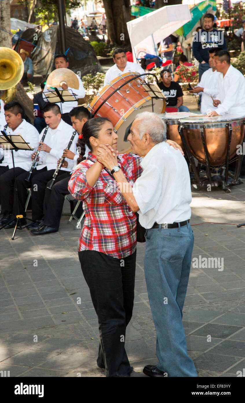 Oaxaca, Messico - Il settimanale mercoledì danza nella piazza centrale (Zocalo). Foto Stock