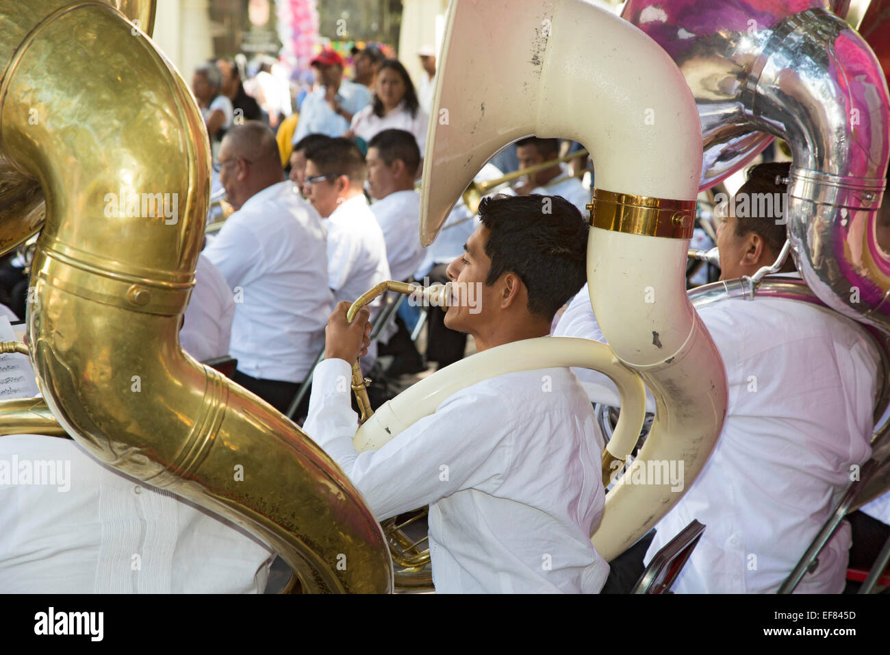 Oaxaca, Messico - una banda suona presso il settimanale mercoledì danza nella piazza centrale (Zocalo). Foto Stock