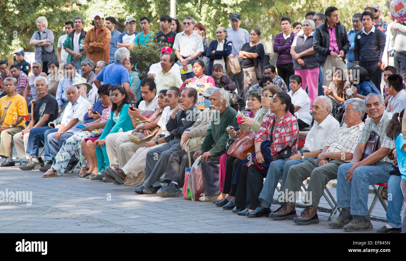 Oaxaca, Messico - La gente guarda il settimanale mercoledì danza nella piazza centrale (Zocalo). Foto Stock