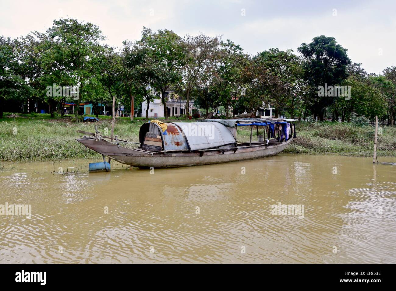 Trasporto locale in tradizionali barche vietnamite sul profumo Rive, Hue, Vietnamr Foto Stock