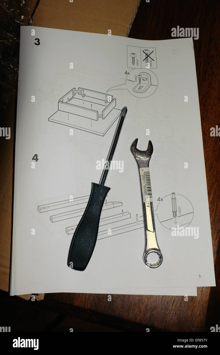 Mobili per le istruzioni di montaggio con una chiave ed un cacciavite sulla sommità di essi. Foto Stock