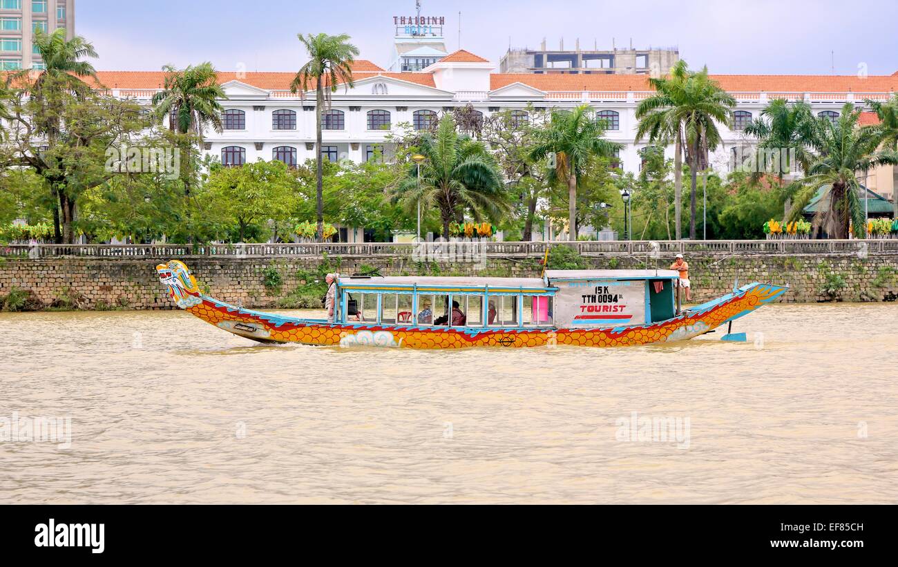 Barca turistica sul fiume profumo a Hue, Vietnam. Foto Stock