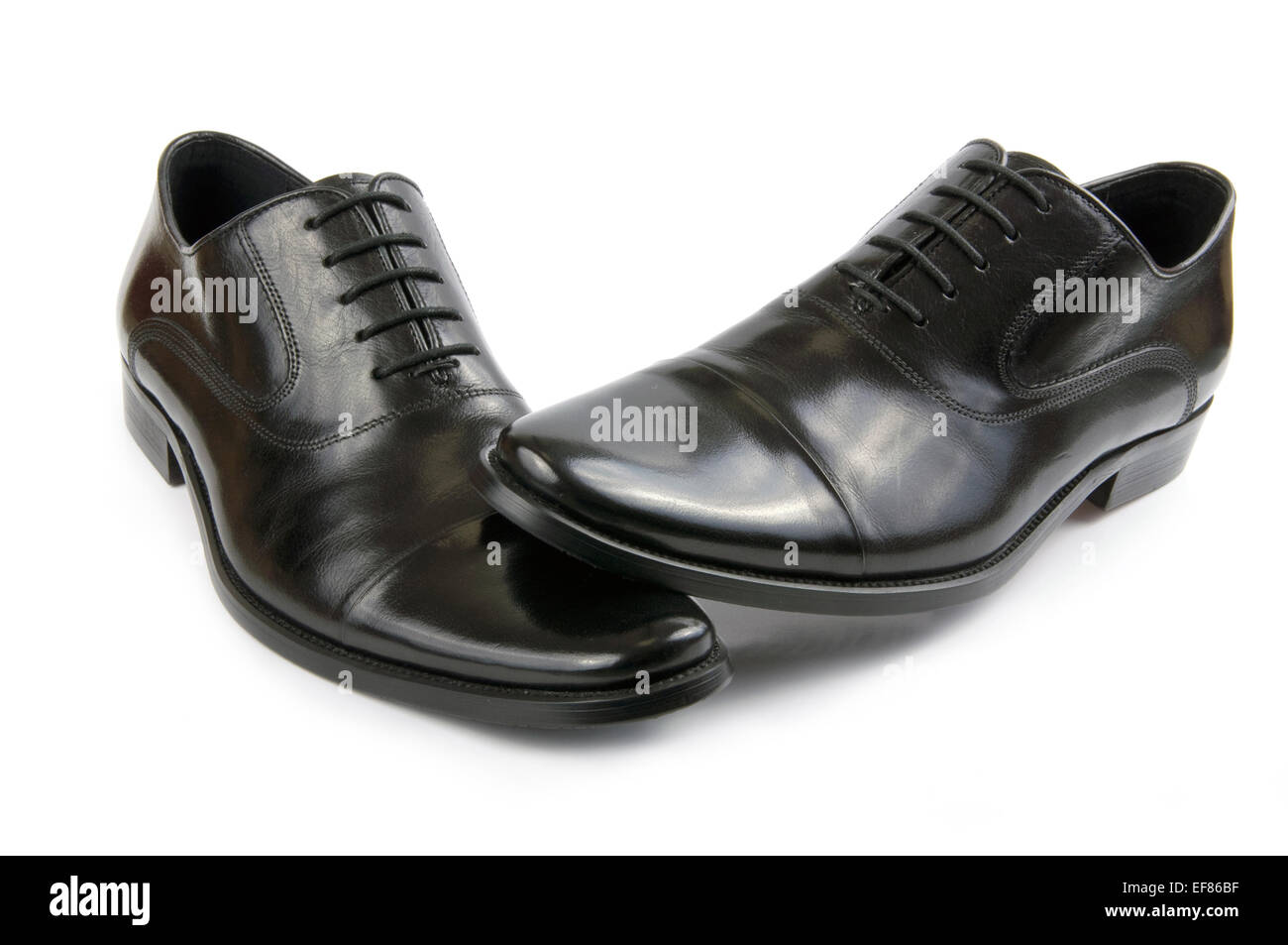 Coppia di cuoio nero scarpe mens isolato su uno sfondo bianco Foto Stock