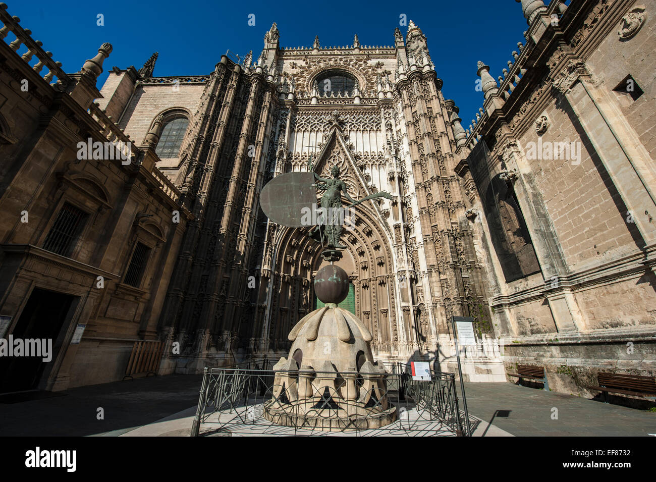 La replica della 'El Giraldillo' statua al di fuori della cattedrale di Santa Maria del vedere, meglio nota come Cattedrale di Siviglia, Spagna. Foto Stock