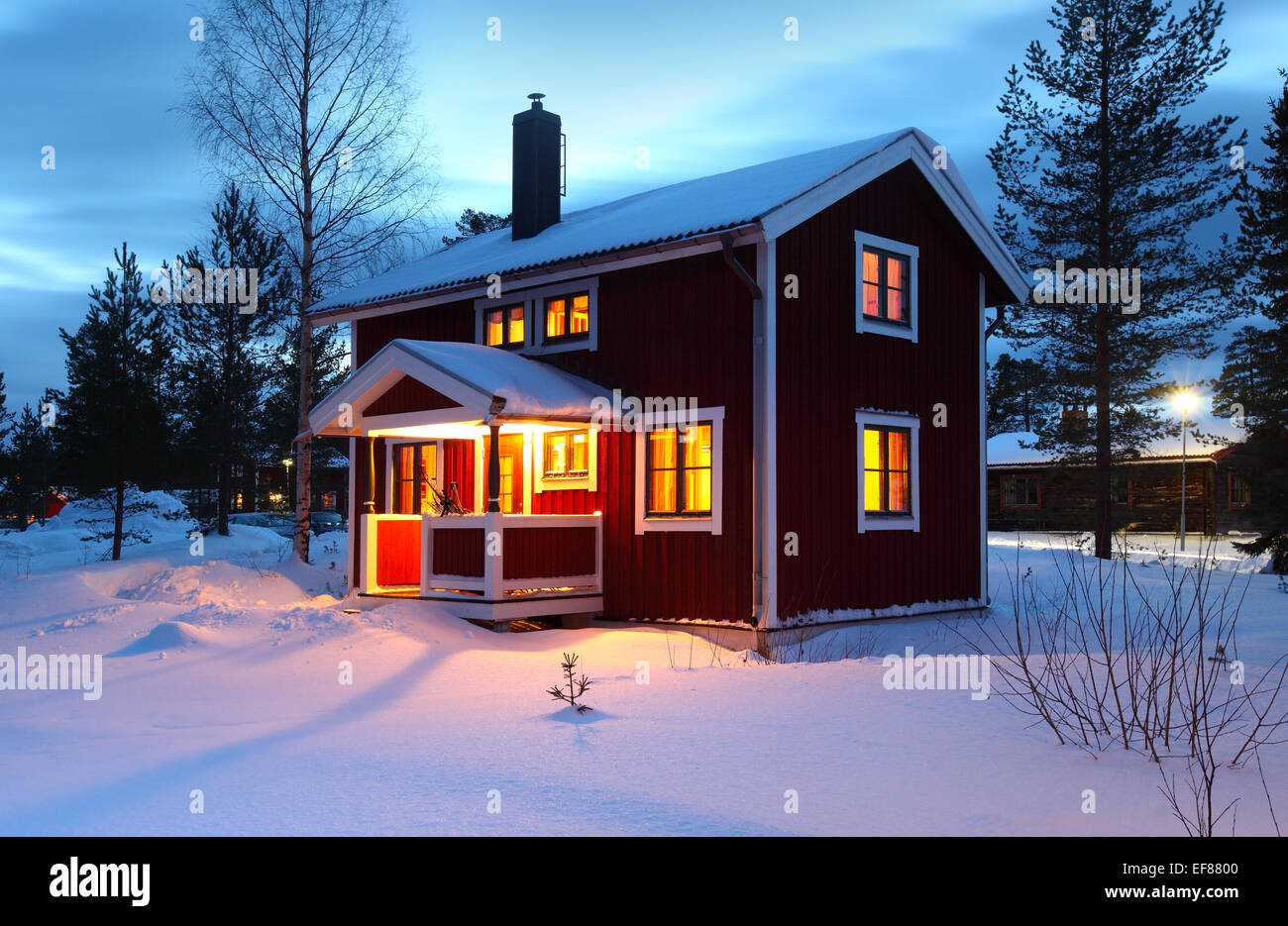 Casa in legno in Svezia durante il periodo invernale di notte Foto Stock