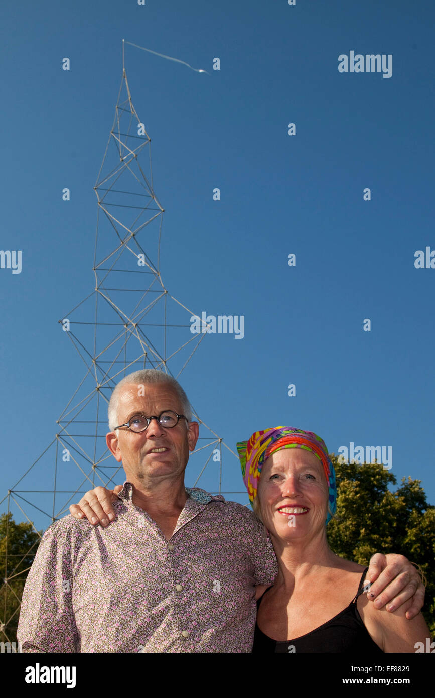 Artisti ANTOON VERSTEEGDE e SYLVIA DEKKER, ritratto. Wildworks e Battersea Arts presente progetto Babele, un sito-specifica produzione di intimo e di proporzioni epiche, in una collaborazione esclusiva con il Lyric Hammersmith, giovani e Vic Theatre Royal Stratford East. Due anni di preparazione, Babele sarà presentato un centrotavola in tappe mondiali di Londra in un importante punto di riferimento di Londra di essere rivelato nei primi mesi del 2012. Si correrà per 12 rappresentazioni solo da 8-20 maggio 2012, biglietti di andare in vendita oggi,3 ottobre 2011. La costruzione di bambù è stato progettato da Antoon Versteegde e Sylvia Dekker; Londra stude Foto Stock Artisti ANTOON VERSTEEGDE e SYLVIA DEKKER, ritratto. Wildworks e Battersea Arts presente progetto Babele, un sito-specifica produzione di intimo e di proporzioni epiche, in una collaborazione esclusiva con il Lyric Hammersmith, giovani e Vic Theatre Royal Stratford East. Due anni di preparazione, Babele sarà presentato un centrotavola in tappe mondiali di Londra in un importante punto di riferimento di Londra di essere rivelato nei primi mesi del 2012. Si correrà per 12 rappresentazioni solo da 8-20 maggio 2012, biglietti di andare in vendita oggi,3 ottobre 2011. La costruzione di bambù è stato progettato da Antoon Versteegde e Sylvia Dekker; Londra stude Foto Stock