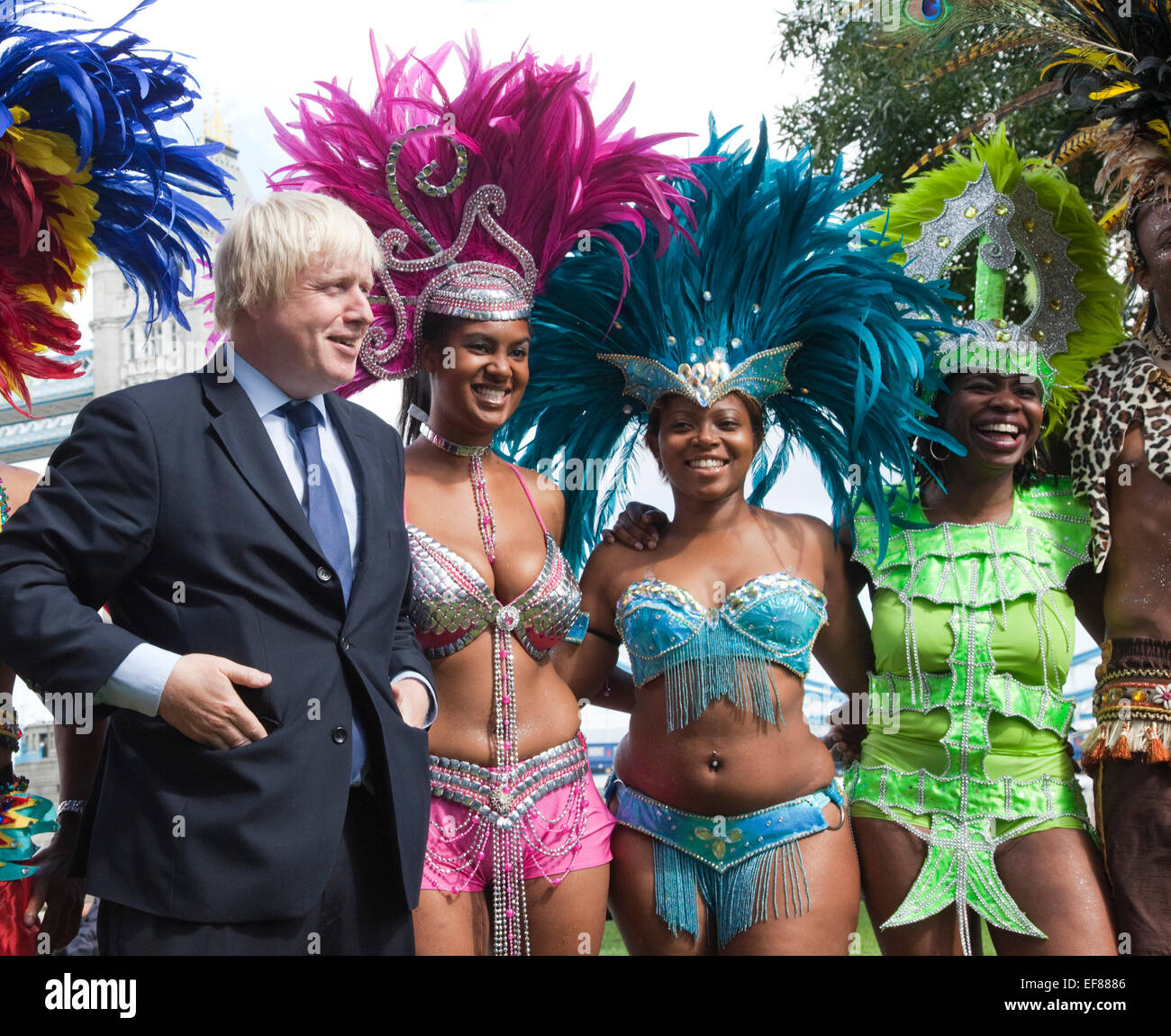 Il sindaco di Londra Boris Johnson è unita giorni prima il carnevale di Notting Hill da ballerini dalla Genesi Carnevale Azienda e Xtreme St Lucia al di fuori di City Hall di Londra. Foto Stock