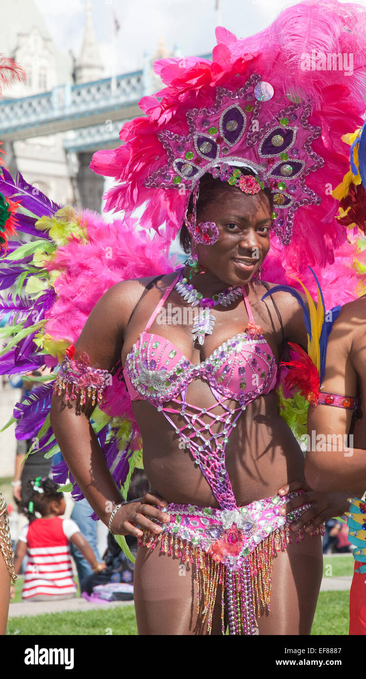 Il sindaco di Londra Boris Johnson è unita giorni prima il carnevale di Notting Hill da ballerini dalla Genesi Carnevale Azienda e Xtreme St Lucia al di fuori di City Hall di Londra. Foto Stock
