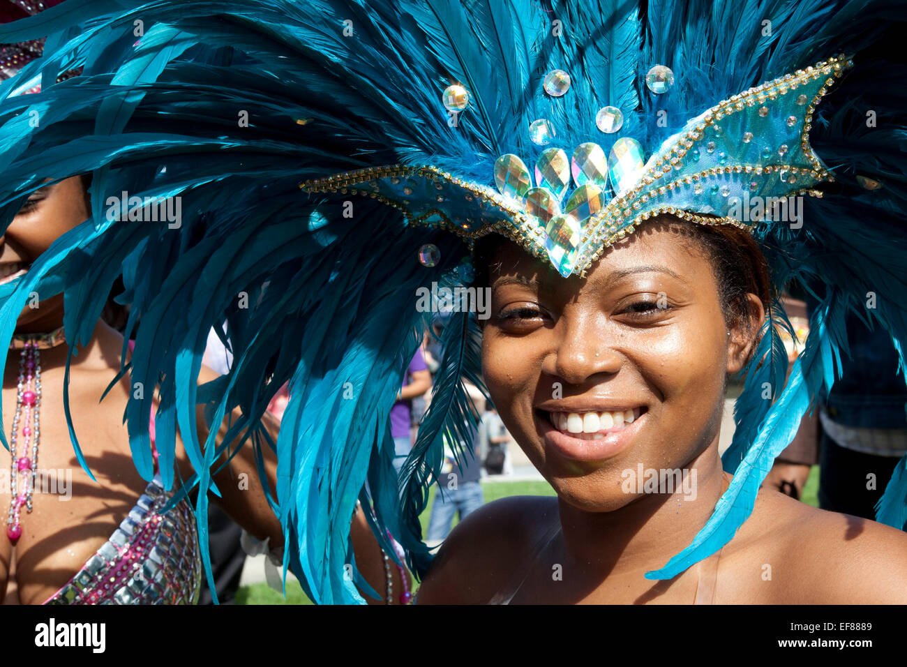 Il sindaco di Londra Boris Johnson è unita giorni prima il carnevale di Notting Hill da ballerini dalla Genesi Carnevale Azienda e Xtreme St Lucia al di fuori di City Hall di Londra. Foto Stock