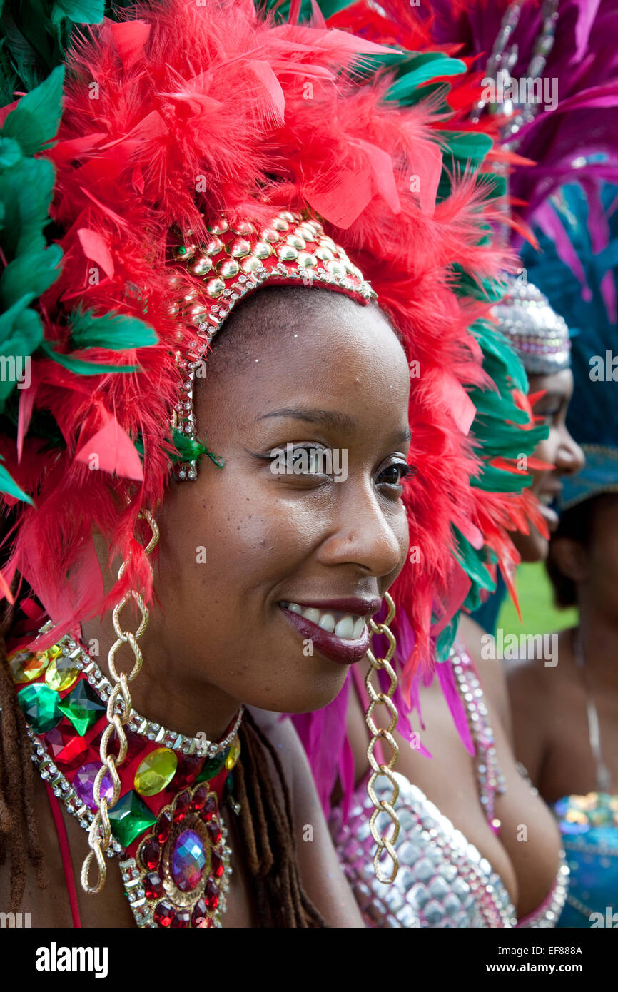 Il sindaco di Londra Boris Johnson è unita giorni prima il carnevale di Notting Hill da ballerini dalla Genesi Carnevale Azienda e Xtreme St Lucia al di fuori di City Hall di Londra. Foto Stock