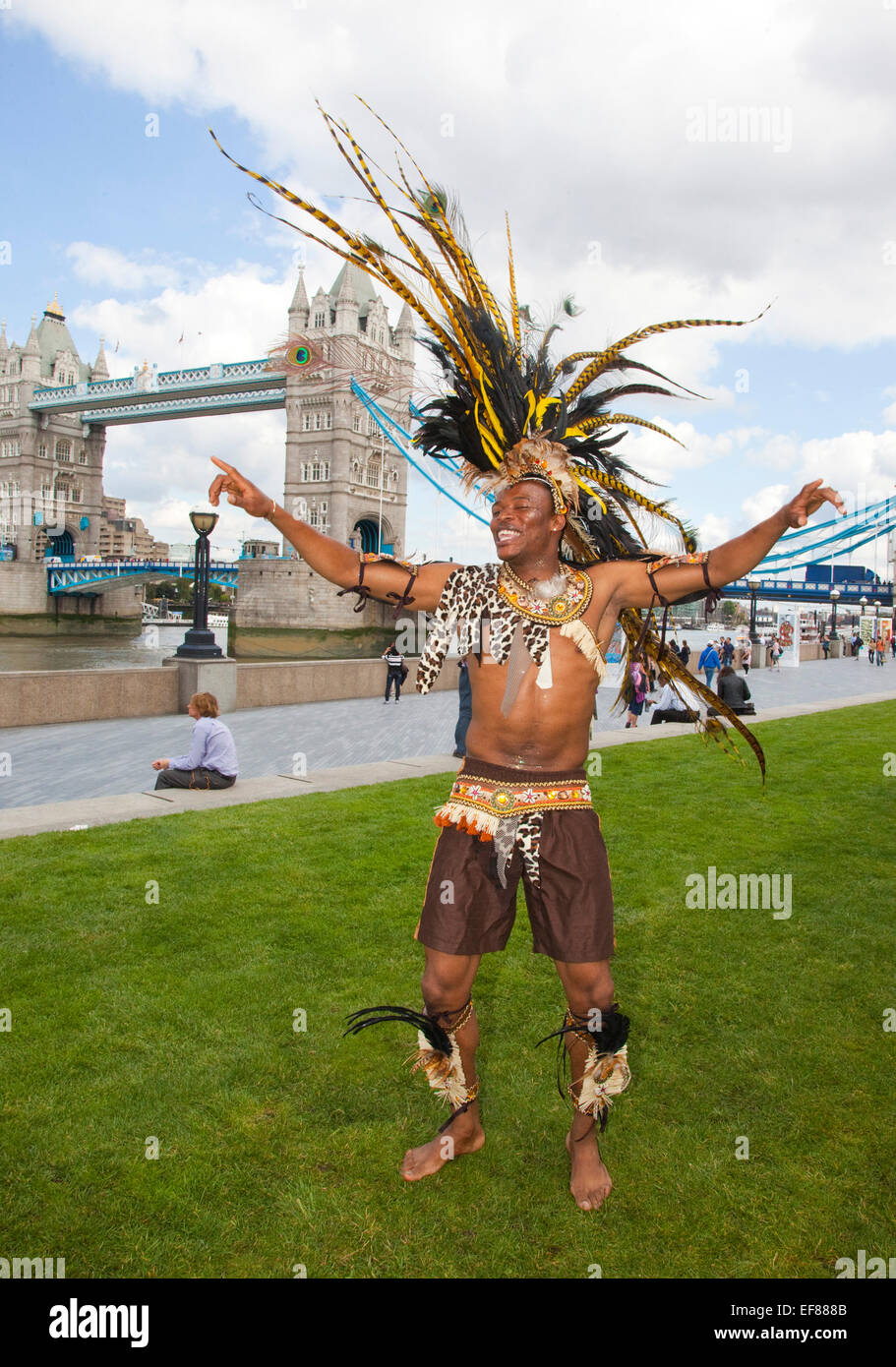 Il sindaco di Londra Boris Johnson è unita giorni prima il carnevale di Notting Hill da ballerini dalla Genesi Carnevale Azienda e Xtreme St Lucia al di fuori di City Hall di Londra. Foto Stock