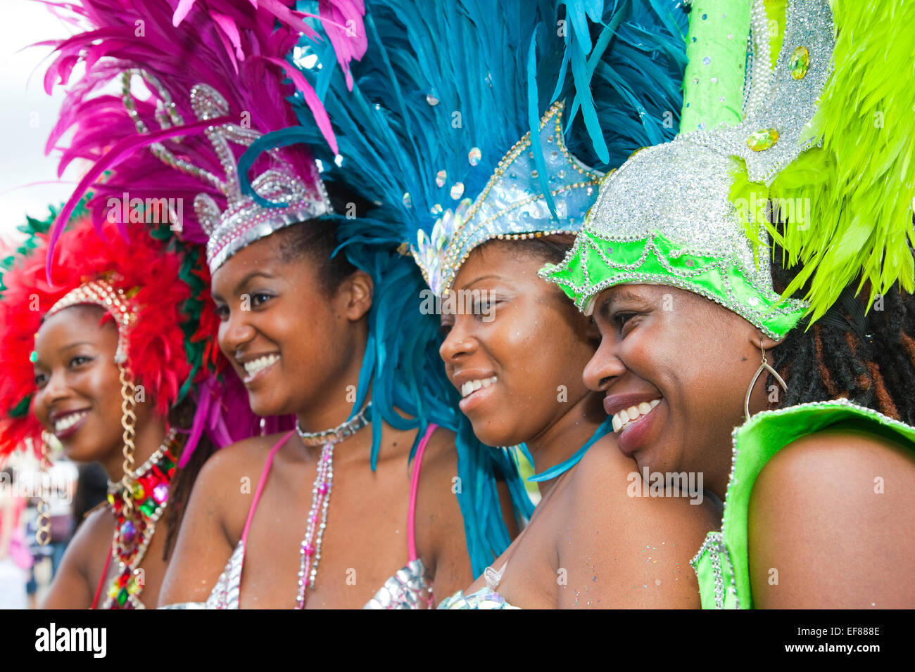 Il sindaco di Londra Boris Johnson è unita giorni prima il carnevale di Notting Hill da ballerini dalla Genesi Carnevale Azienda e Xtreme St Lucia al di fuori di City Hall di Londra. Foto Stock