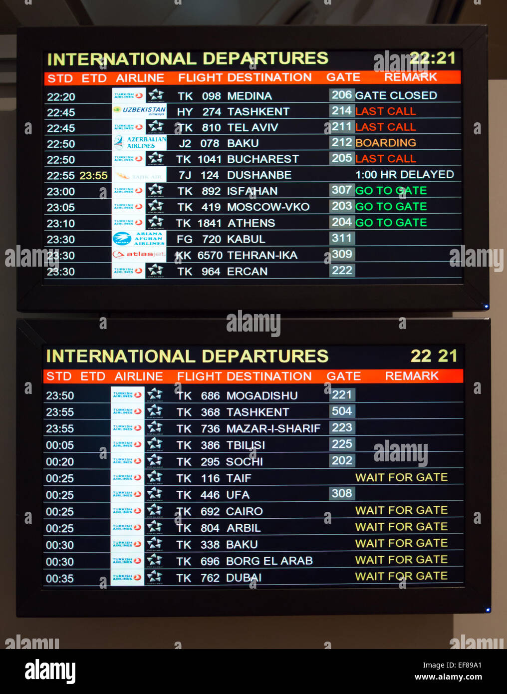 Istanbul, Turchia - nov. 19, 2013: l'Aeroporto Internazionale Ataturk, visualizza le partenze dei voli internazionali Foto Stock