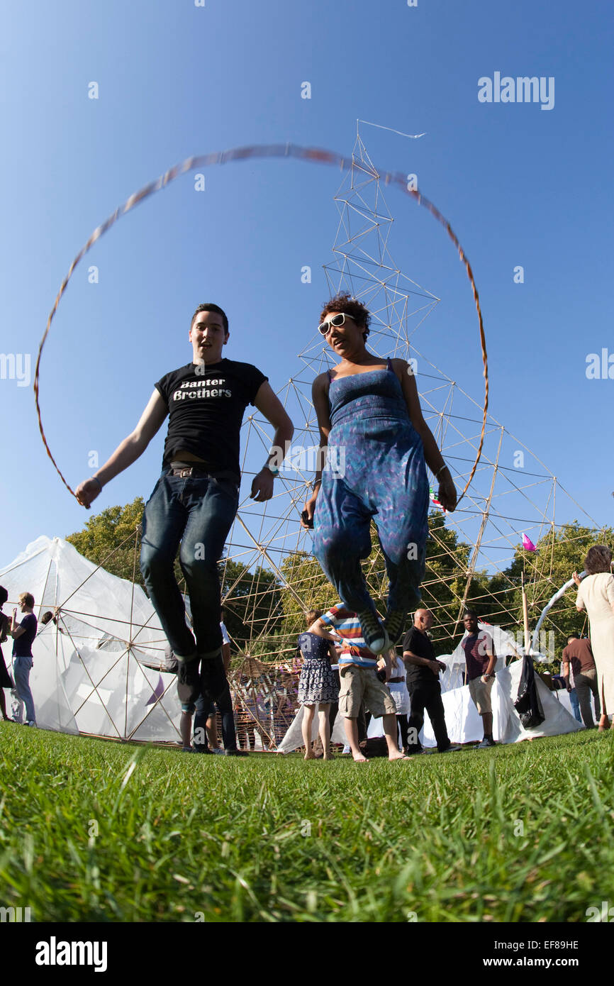 Gli studenti Billy Harvey, 20 e Korein Brown, 19, saltando con un nastro di gomma nella parte anteriore della struttura di bambù. Wildworks e Battersea Arts presente progetto Babele, un sito-specifica produzione di intimo e di proporzioni epiche, in una collaborazione esclusiva con il Lyric Hammersmith, giovani e Vic Theatre Royal Stratford East. Due anni di preparazione, Babele sarà presentato un centrotavola in tappe mondiali di Londra in un importante punto di riferimento di Londra di essere rivelato nei primi mesi del 2012. Si correrà per 12 rappresentazioni solo da 8-20 maggio 2012, biglietti di andare in vendita oggi,3 ottobre 2011. La costruzione di bambù è stato design Foto Stock Gli studenti Billy Harvey, 20 e Korein Brown, 19, saltando con un nastro di gomma nella parte anteriore della struttura di bambù. Wildworks e Battersea Arts presente progetto Babele, un sito-specifica produzione di intimo e di proporzioni epiche, in una collaborazione esclusiva con il Lyric Hammersmith, giovani e Vic Theatre Royal Stratford East. Due anni di preparazione, Babele sarà presentato un centrotavola in tappe mondiali di Londra in un importante punto di riferimento di Londra di essere rivelato nei primi mesi del 2012. Si correrà per 12 rappresentazioni solo da 8-20 maggio 2012, biglietti di andare in vendita oggi,3 ottobre 2011. La costruzione di bambù è stato design Foto Stock