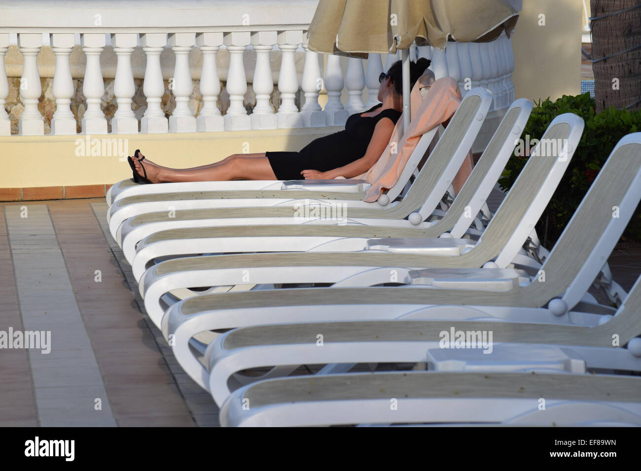 Donna sdraiati al villaggio messicano. Foto Stock