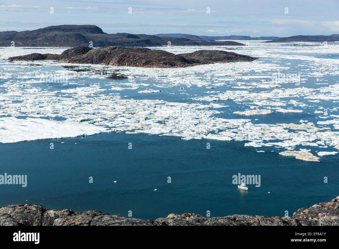 Canada, Nunavut Territorio, C-Dory expedition boat circondato dalla fusione del ghiaccio del mare nella Baia di Hudson vicino al Circolo Polare Artico in Chann congelati Foto Stock